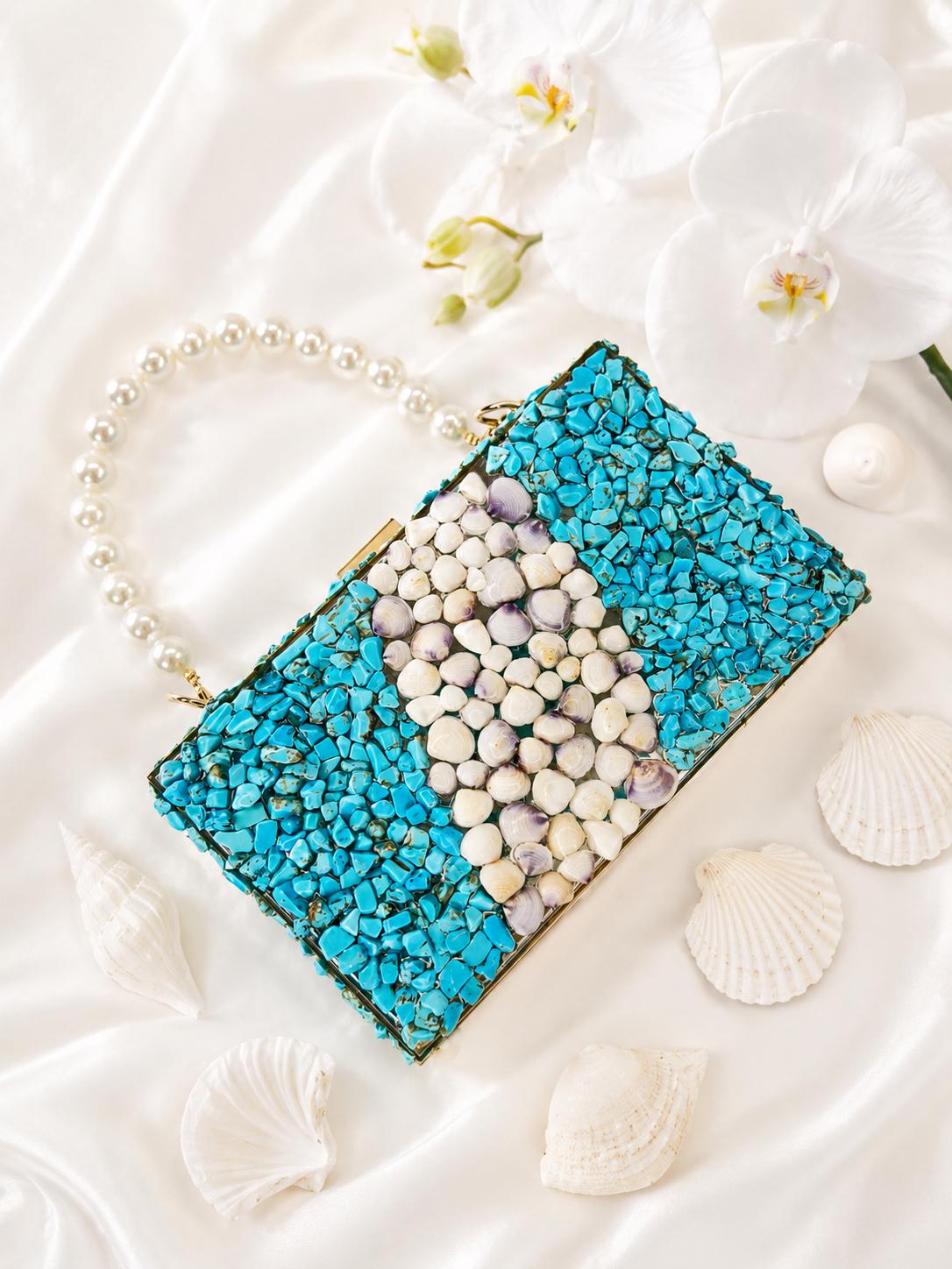 Cartera de piedras de cuarzo y caracoles