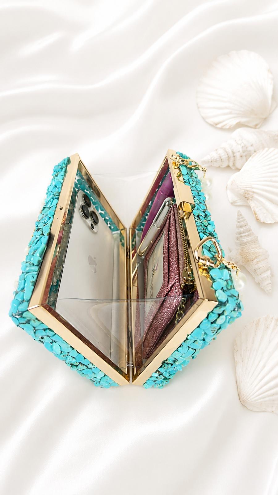 Cartera de piedras de cuarzo y caracoles